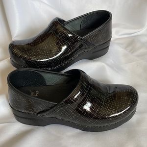 Dansko Professional Silver/Black Crisscross Patent Leather Clog sz 39 or 8.5